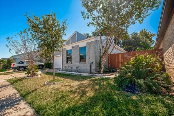 a view of a yard in front of a house
