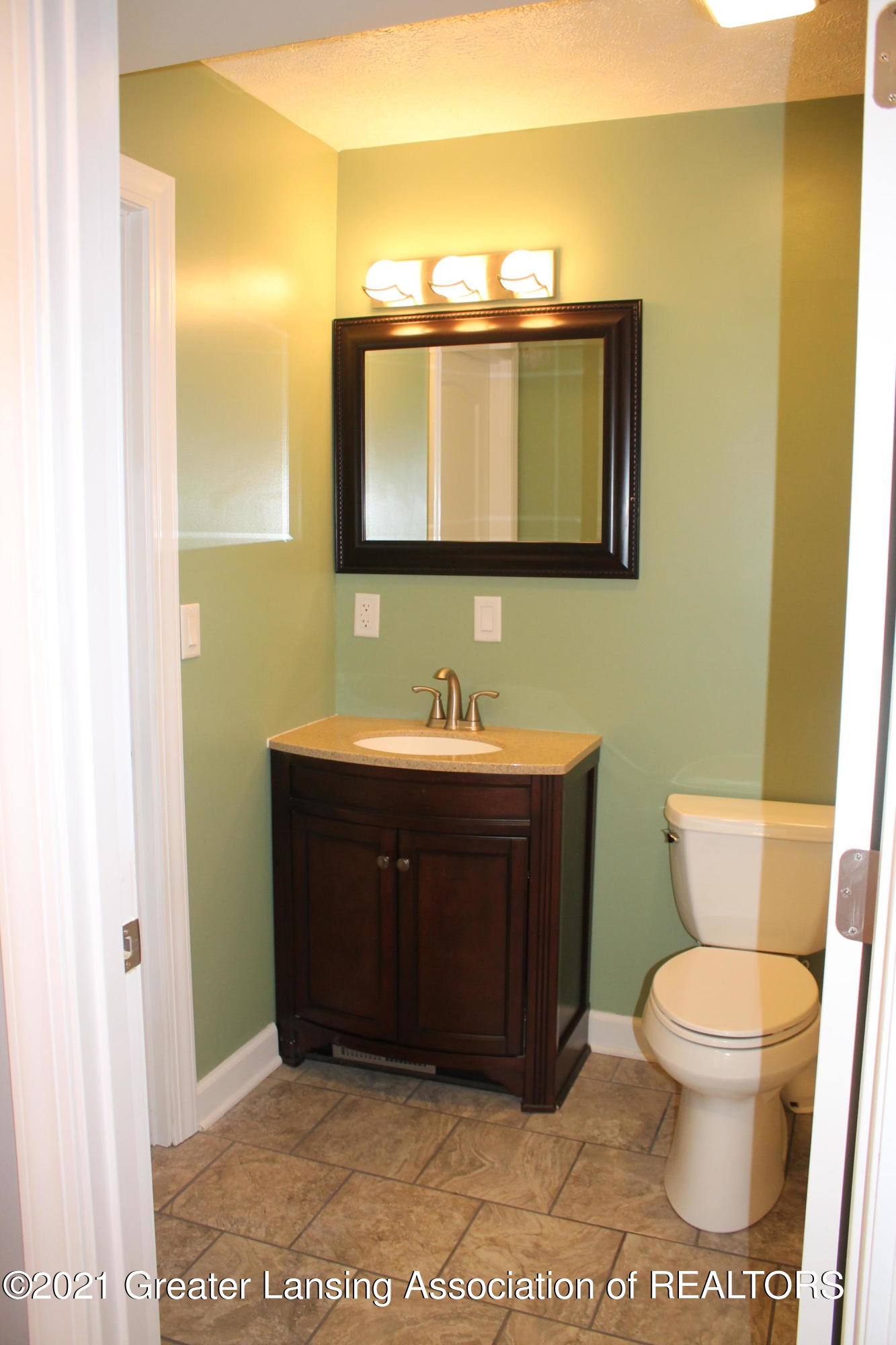 6327 Hilliard Road Lansing, MI 48911 - Photo 21 of 35 IMG_9426