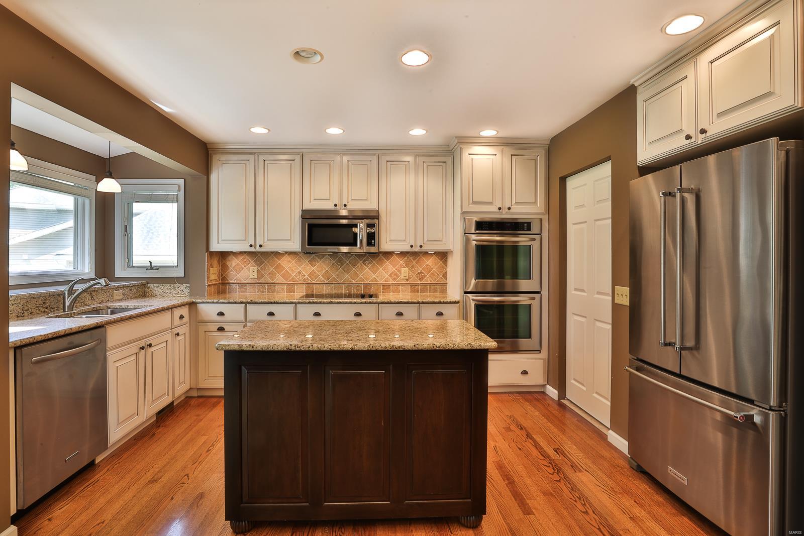 1902 Grayson Ridge Court Chesterfield, MO 63017 - Photo 8 of 37 Gallery Image 8