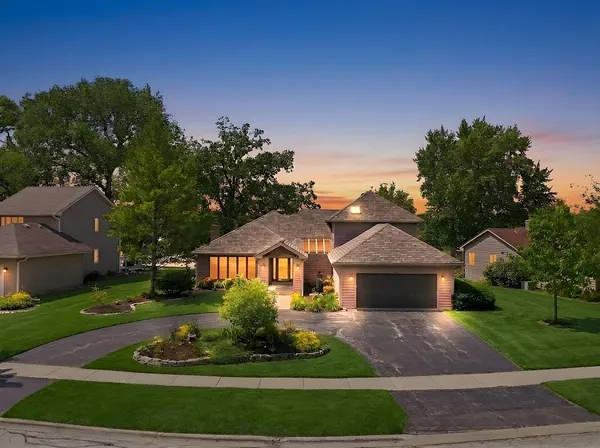 $599,900 | 534 Whispering Pines Road, Lindenhurst, IL 60046
