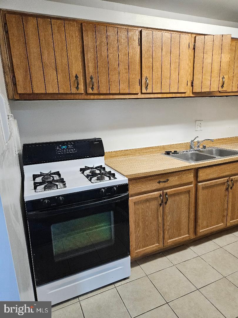 7700 Arehart Drive, Unit 1207 Hyattsville, MD 20784 - Photo 11 of 12 Kitchen