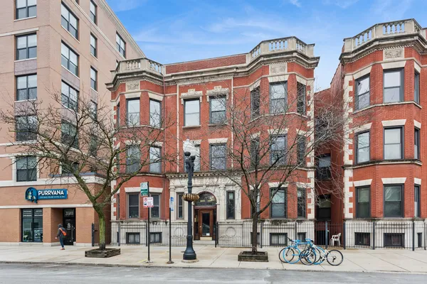 $499,900 | 3909 North Sheridan Road, Unit 3H, Chicago, IL 60613