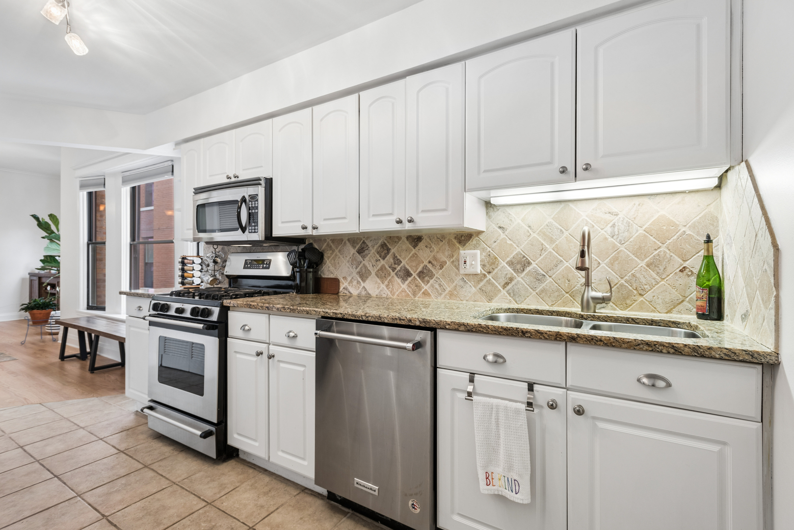 3909 North Sheridan Road, Unit 3H Chicago, IL 60613 - Photo 12 of 22