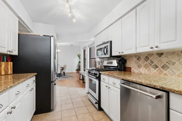 $499,900 | 3909 North Sheridan Road, Unit 3H, Chicago, IL 60613