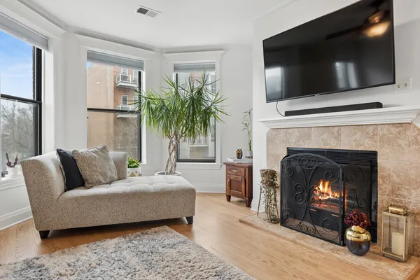 $499,900 | 3909 North Sheridan Road, Unit 3H, Chicago, IL 60613