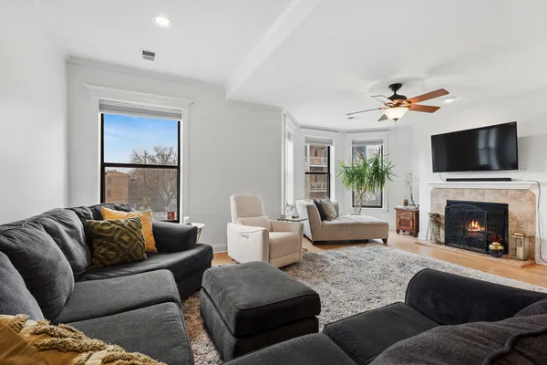 $499,900 | 3909 North Sheridan Road, Unit 3H, Chicago, IL 60613