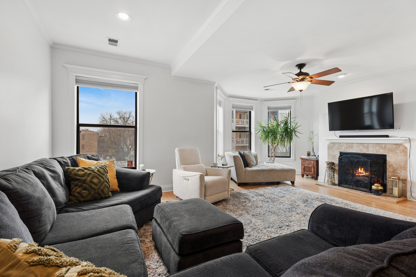 3909 North Sheridan Road, Unit 3H Chicago, IL 60613 - Photo 3 of 22