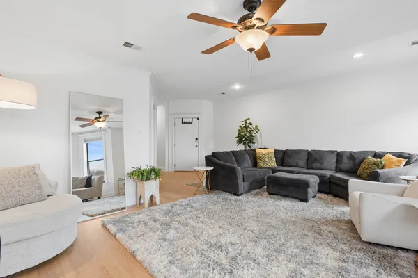 $499,900 | 3909 North Sheridan Road, Unit 3H, Chicago, IL 60613