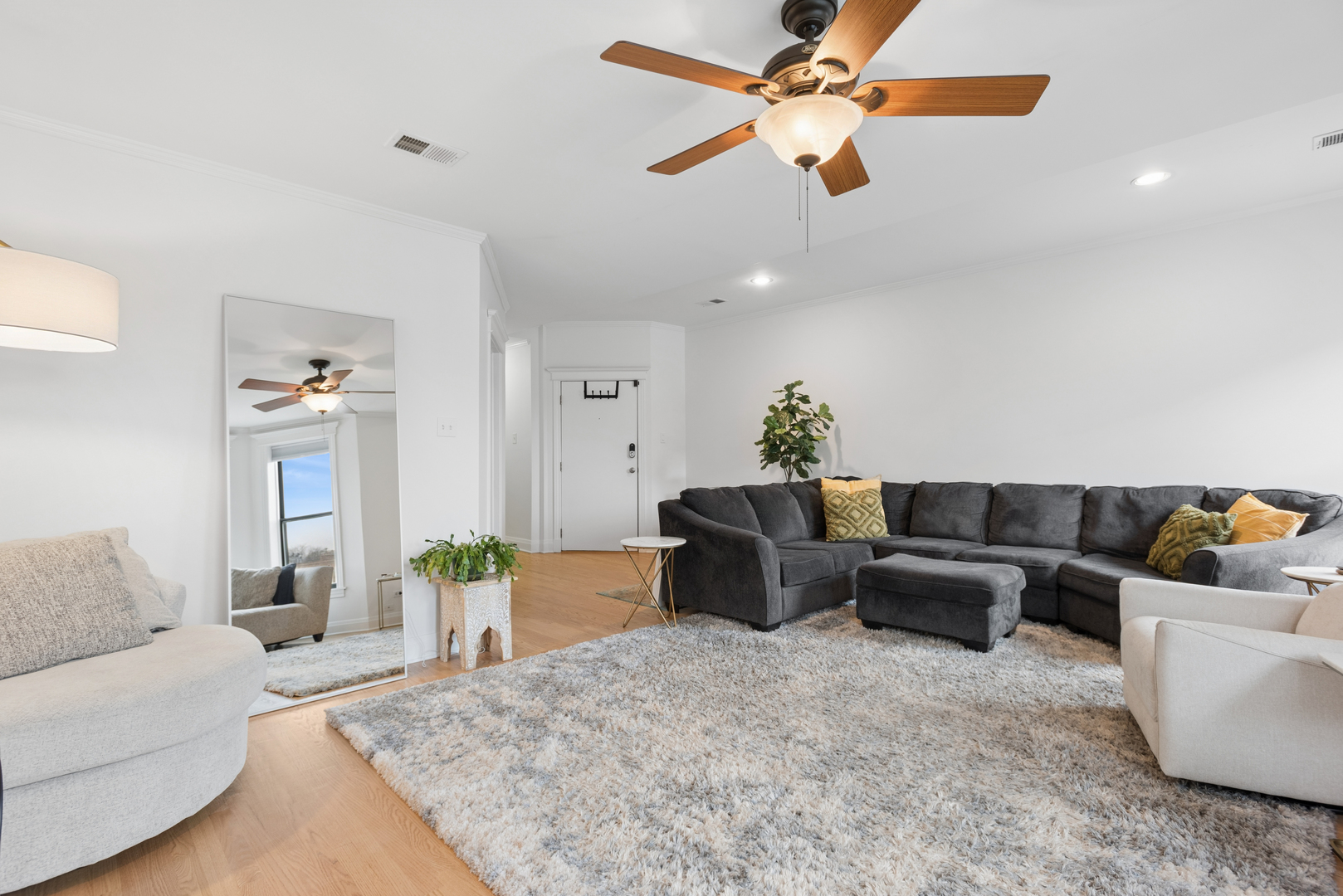 3909 North Sheridan Road, Unit 3H Chicago, IL 60613 - Photo 4 of 22