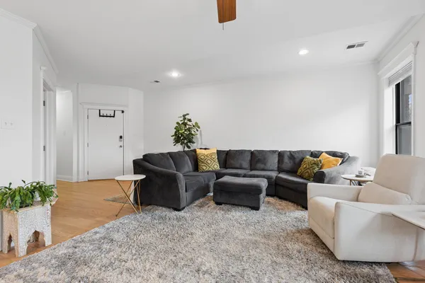 $499,900 | 3909 North Sheridan Road, Unit 3H, Chicago, IL 60613