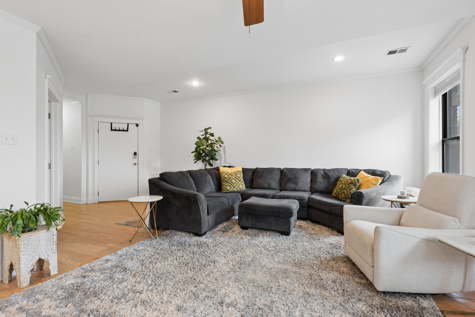 3909 North Sheridan Road, Unit 3H Chicago, IL 60613 - Photo 5 of 22