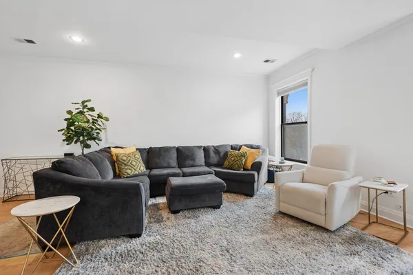 $499,900 | 3909 North Sheridan Road, Unit 3H, Chicago, IL 60613