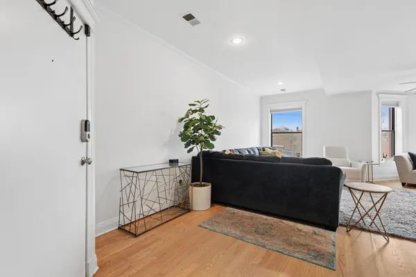 $499,900 | 3909 North Sheridan Road, Unit 3H, Chicago, IL 60613