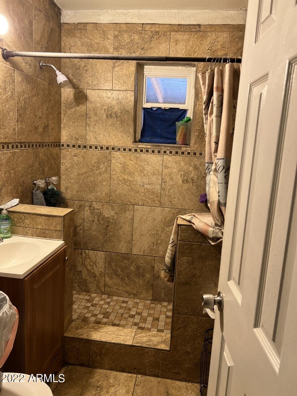 1805 West Chipman Road Phoenix, AZ 85041 - Photo 6 of 7 Bathroom