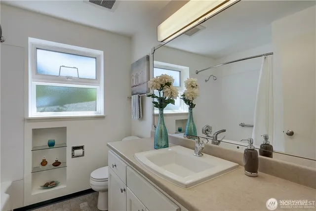 $4,300 | 3215 Northeast 103rd Street, Seattle, WA 98125