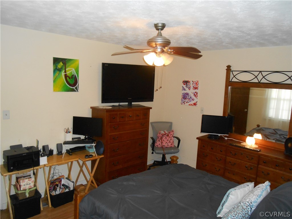 3132 Fielding Road Chester, VA 23831 - Photo 12 of 28 a living room with furniture and a flat screen tv