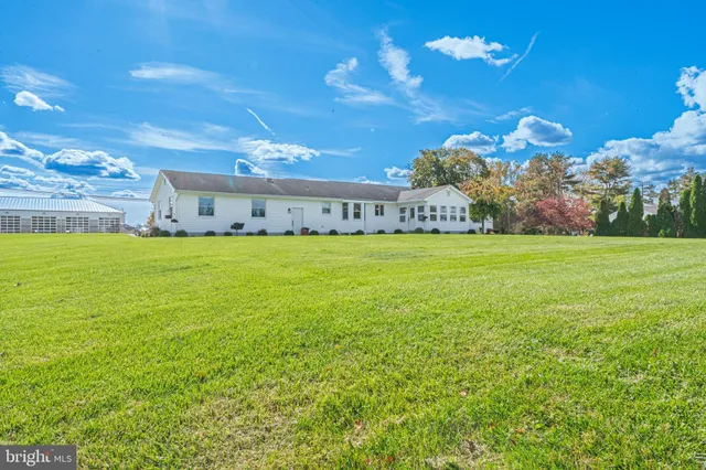a view of entryway with garden