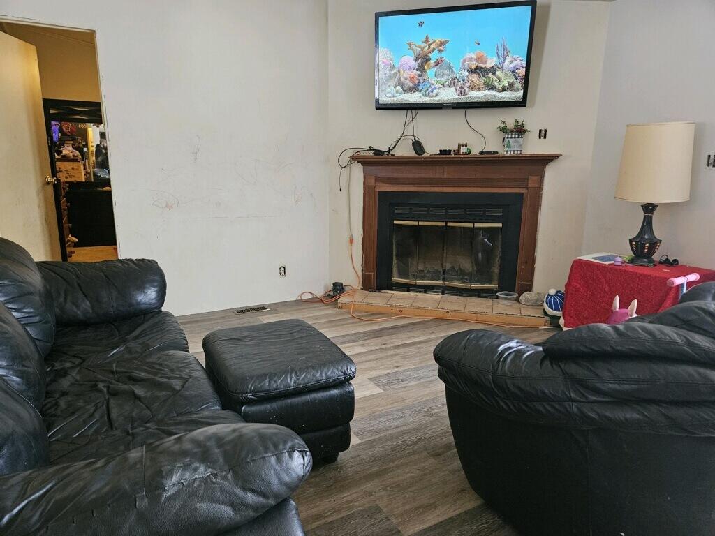 319 2nd Street Blanchard, MI 49310 - Photo 6 of 11 Livingroom