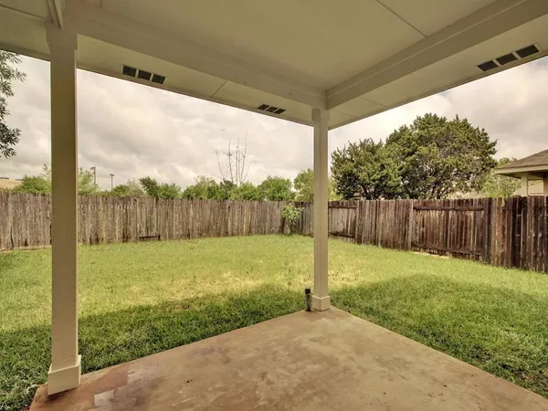 a view of a back yard