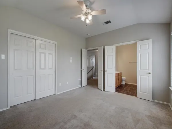 a view of empty room with a ceiling fan