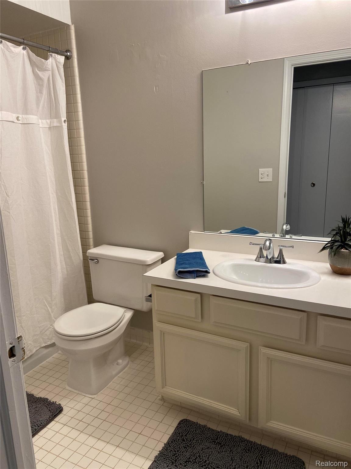 29644 Middlebelt Road, Unit 54 Farmington, MI 48334 - Photo 20 of 31 Full bathroom with tub and shower