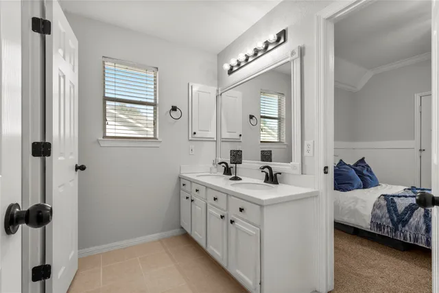 a en suite bathroom with 2 sink and a mirror