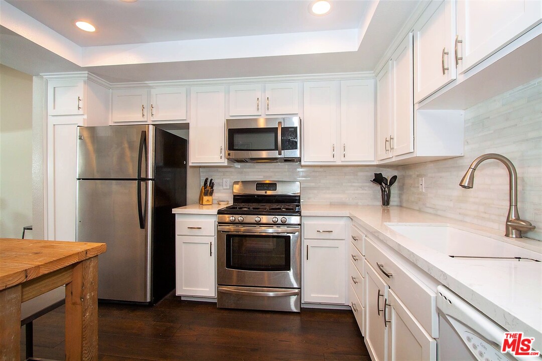 8160 Manitoba Street, Unit 119 Playa del Rey, CA 90293 - Photo 2 of 11
