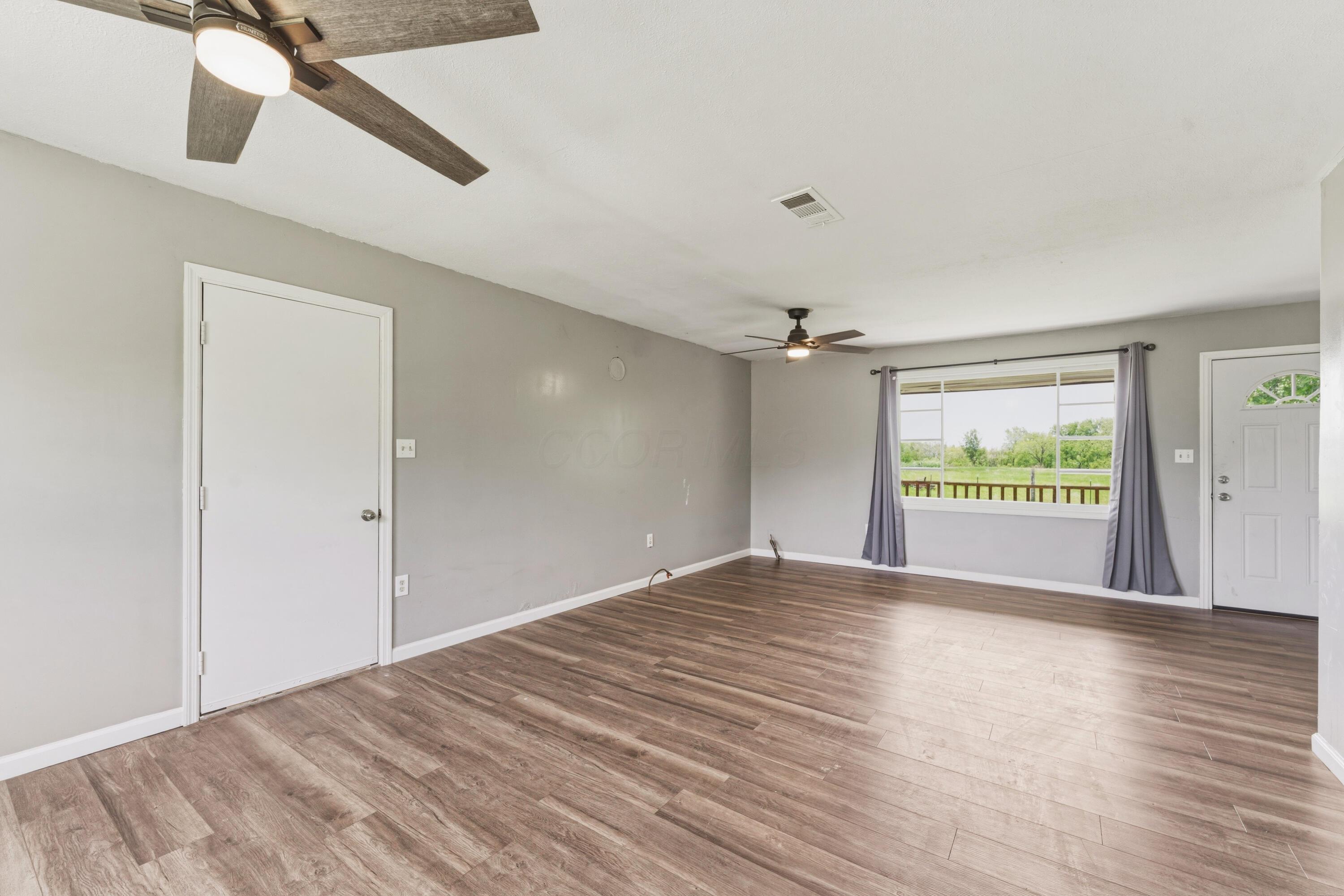 19379 Hall Road Mount Sterling, OH 43143 - Photo 6 of 26 Livingroom3