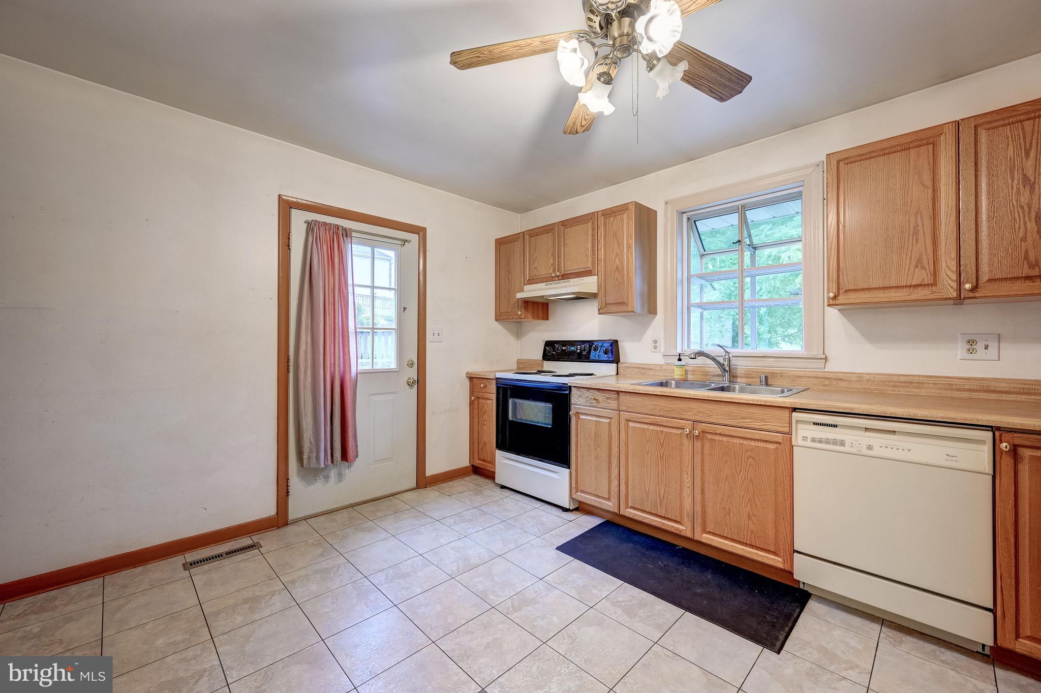 618 Kalorama Road Sykesville, MD 21784 - Photo 9 of 44 Eat-In Kitchen | Access to Side Yard