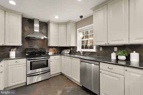 $699,900 | 241 Gretna Green Court, Alexandria, VA 22304