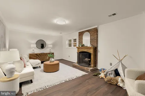 $699,900 | 241 Gretna Green Court, Alexandria, VA 22304