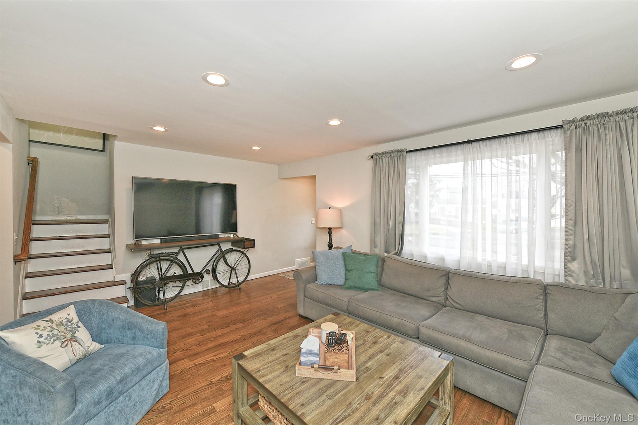 17 Pinetree Road South Huntington, NY 11746 - Photo 3 of 29