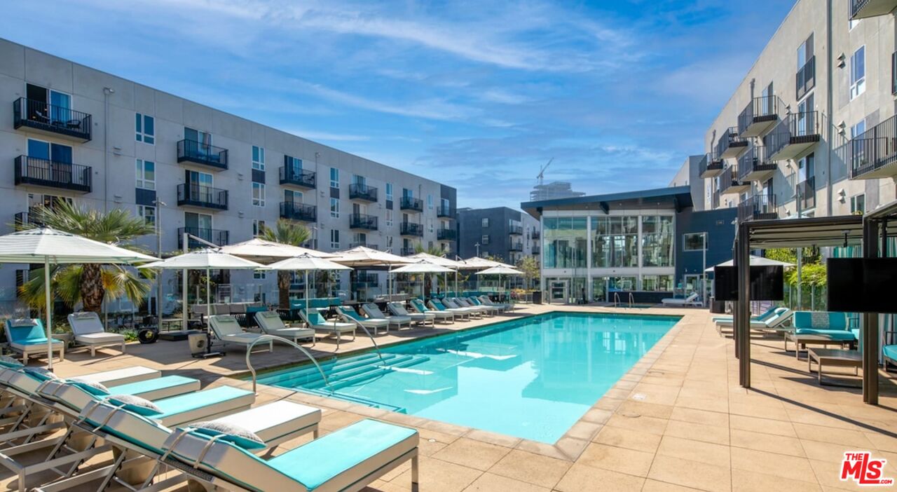 950 East 3rd Street, Unit 3303 Los Angeles, CA 90013 - Photo 14 of 19 a view of a patio with a table and chairs under an umbrella