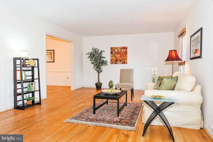 9101 Meadow Rue Lane Annandale, VA 22003 - Photo 3 of 21 Living Room