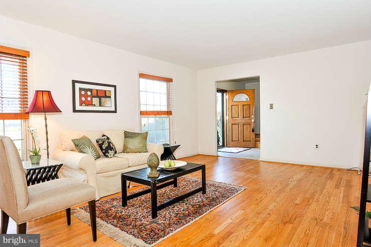 9101 Meadow Rue Lane Annandale, VA 22003 - Photo 5 of 21 Living Room
