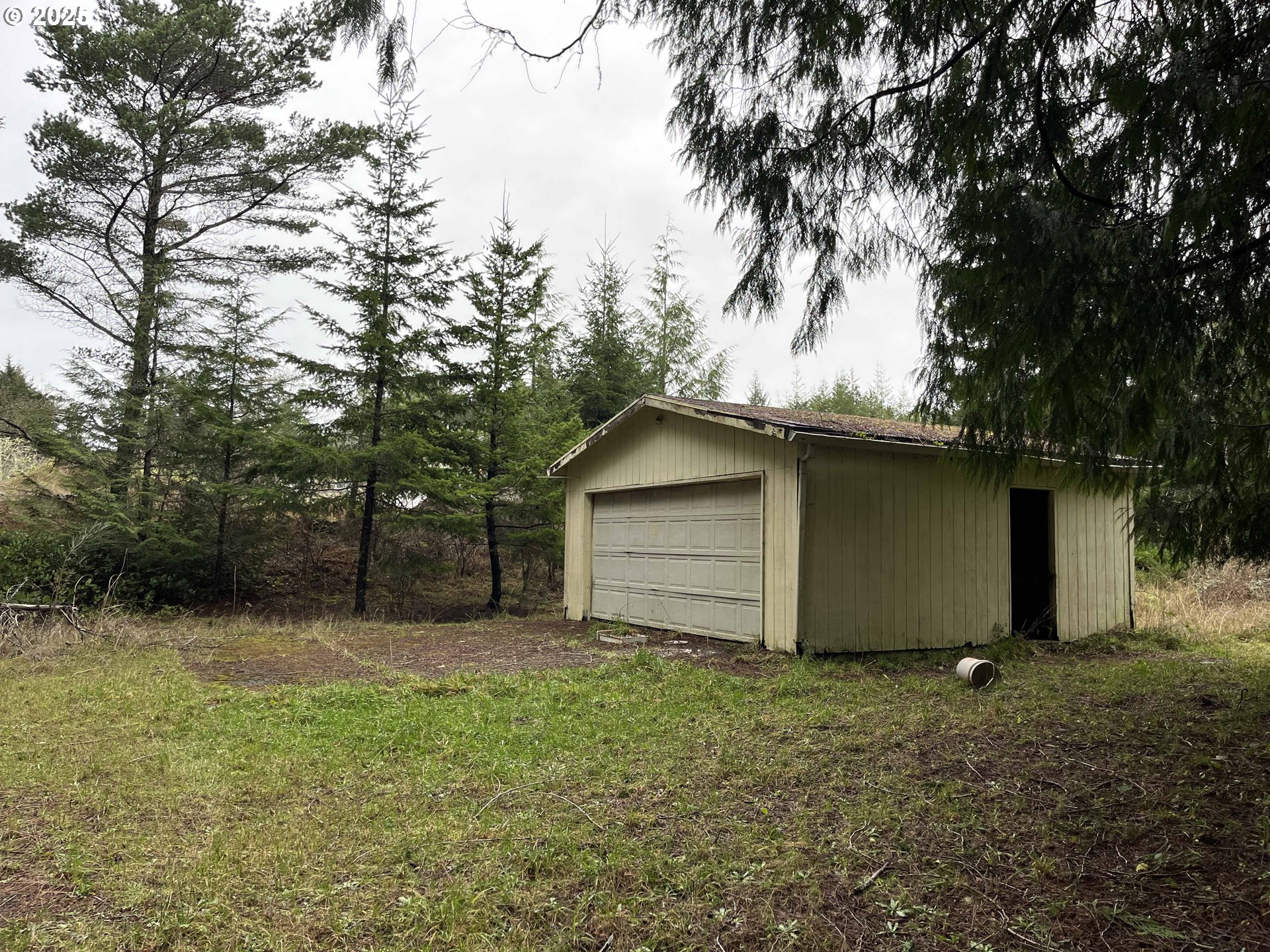 Hemlock Street, Unit TL 2200 Florence, OR 97439 - Photo 11 of 17 a backyard of a house with lots of green space