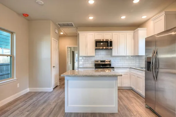 $1,050 | 9638 Warm Spring, Willis, TX 77378