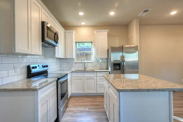 $1,050 | 9638 Warm Spring, Willis, TX 77378