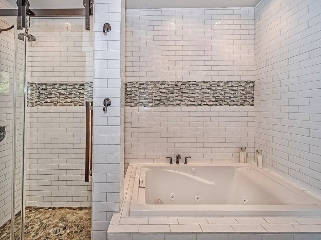 210 Edgewater Drive Monaca, PA 15061 - Photo 38 of 47 a bathroom with a bathtub