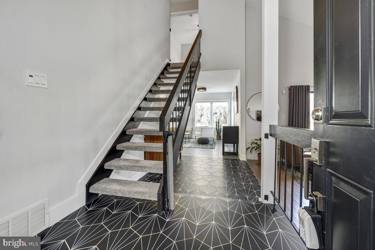 9132 Tulip Grove Road Gaithersburg, MD 20879 - Photo 13 of 57 Foyer