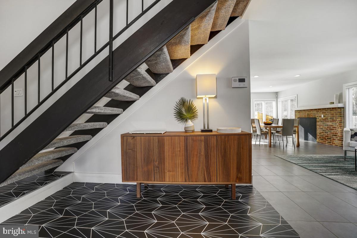 9132 Tulip Grove Road Gaithersburg, MD 20879 - Photo 14 of 57 Foyer