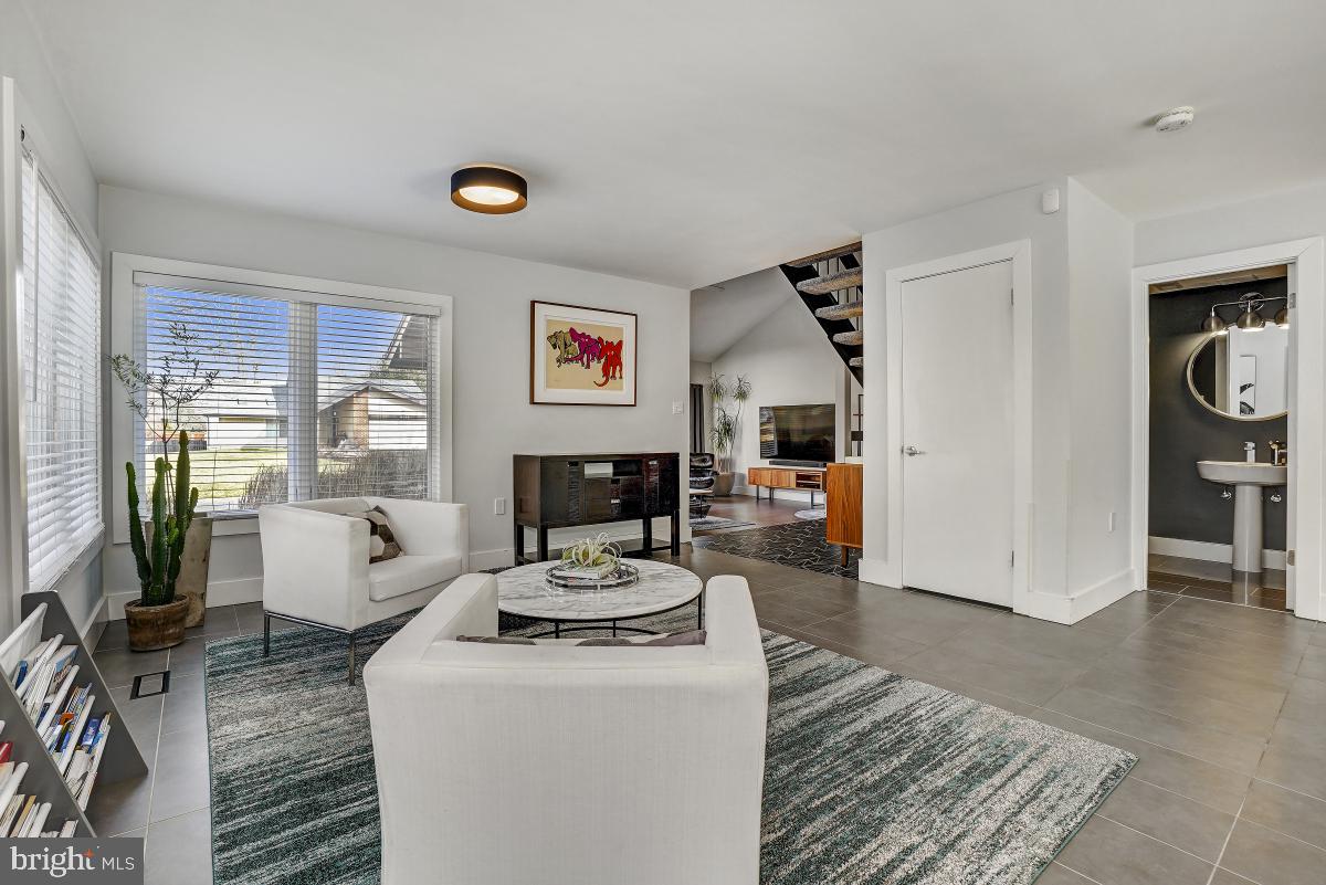 9132 Tulip Grove Road Gaithersburg, MD 20879 - Photo 20 of 57 Living Room