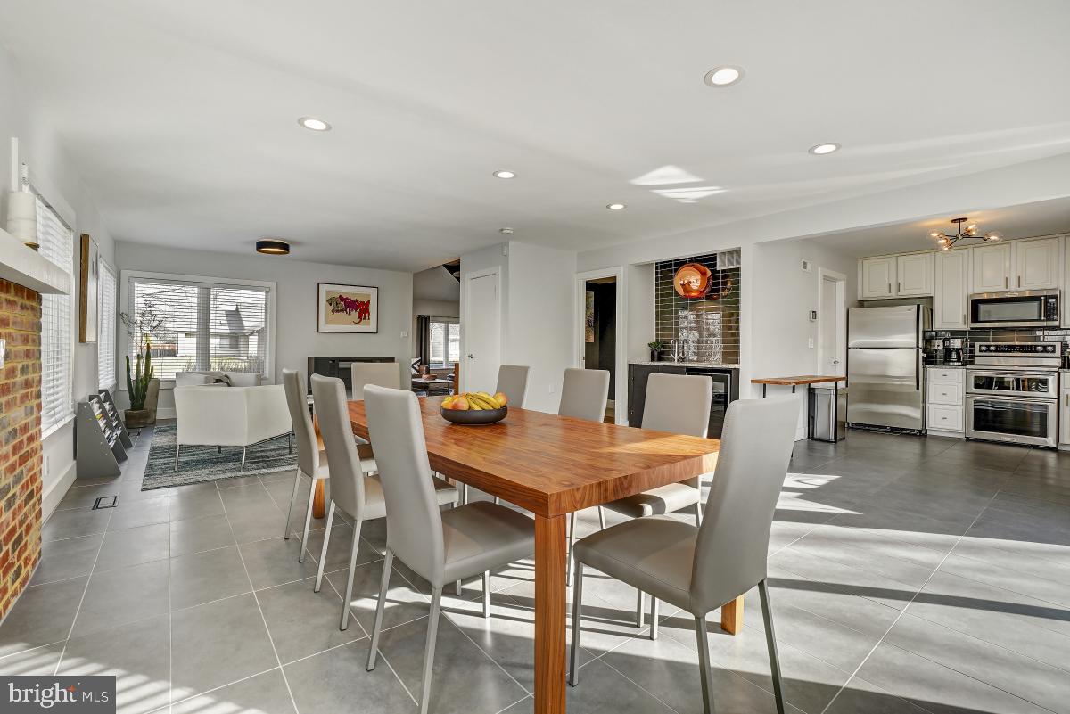 9132 Tulip Grove Road Gaithersburg, MD 20879 - Photo 26 of 57 Dining Room