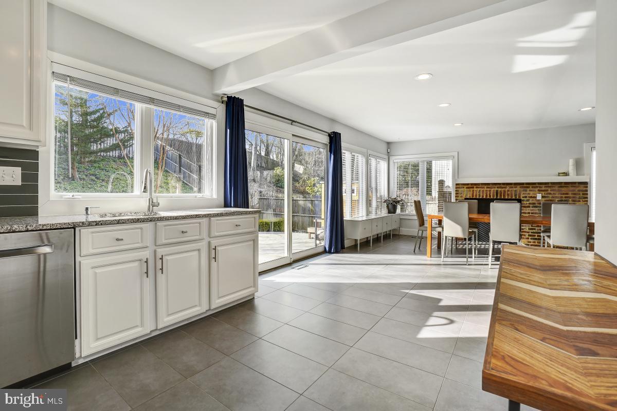 9132 Tulip Grove Road Gaithersburg, MD 20879 - Photo 33 of 57 Kitchen/ Dining Room