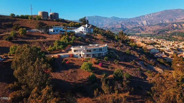 a picture of a wall with white walls