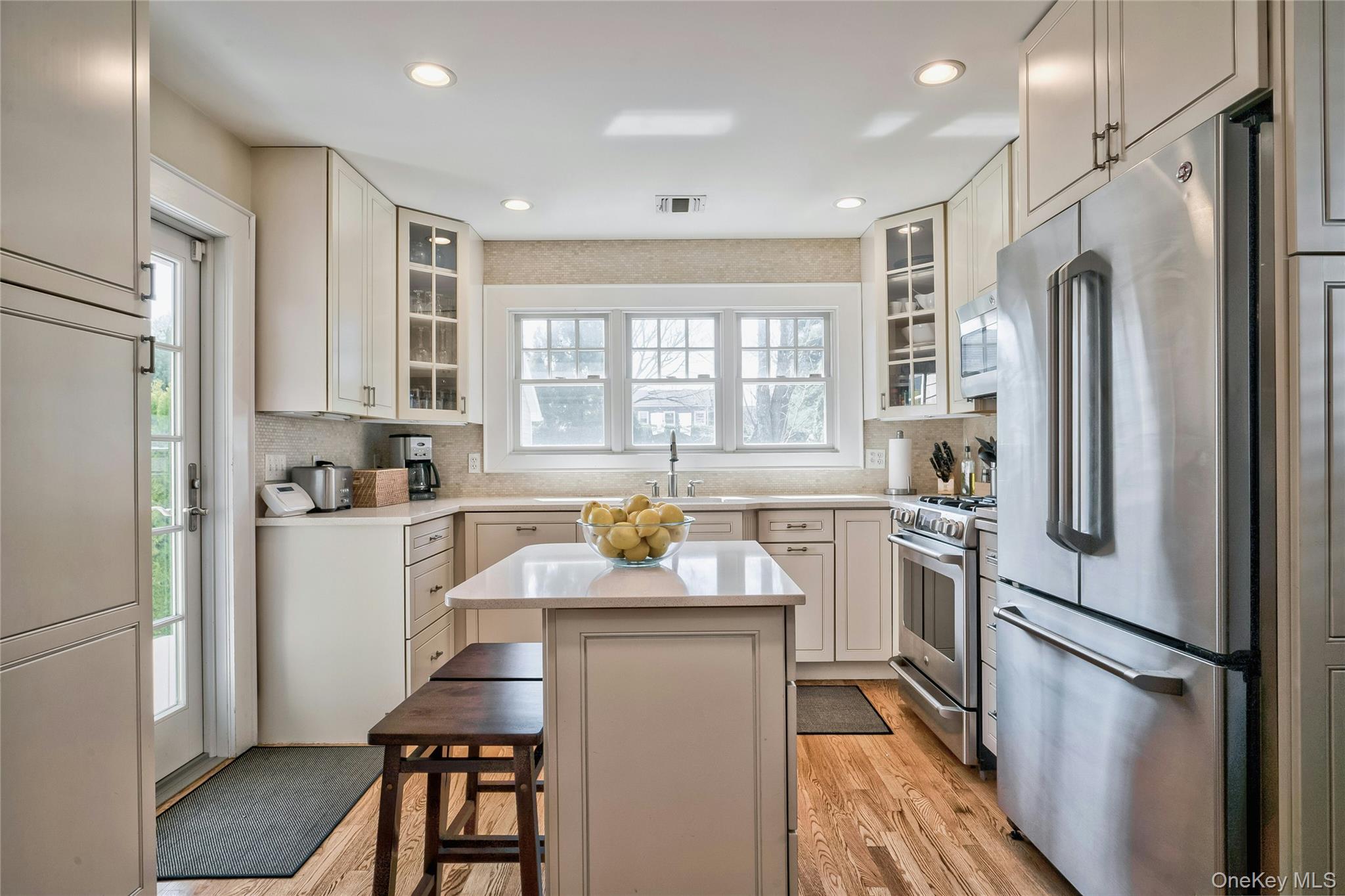 28 Lindbergh Street Locust Valley, NY 11560 - Photo 14 of 30 Eat-in Kitchen