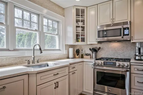 $995,000 | 28 Lindbergh Street, Locust Valley, NY 11560