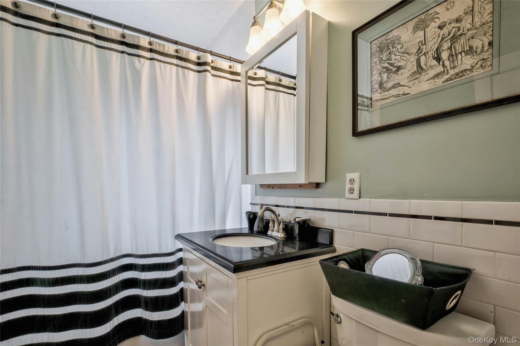 28 Lindbergh Street Locust Valley, NY 11560 - Photo 22 of 30 Full bathroom on second floor