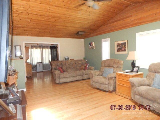 52116 Foxtail Road La Pine, OR 97739 - Photo 4 of 18 Wood beamed ceiling, wood flooring, viny