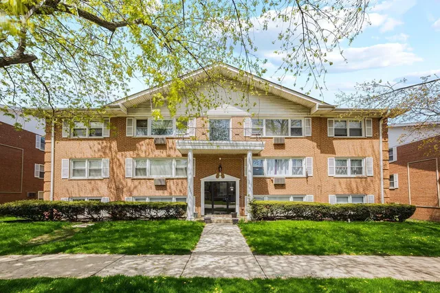 $2,000 | 8440 West 95th Street, Unit 12, Hickory Hills, IL 60457